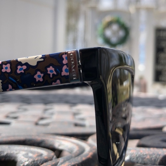 Coach Sunglasses 😎 and Case - Picture 5 of 7